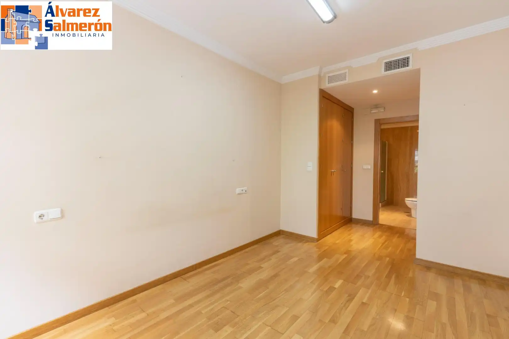 Flat for sale in Granada  with Air Conditioner and Heating