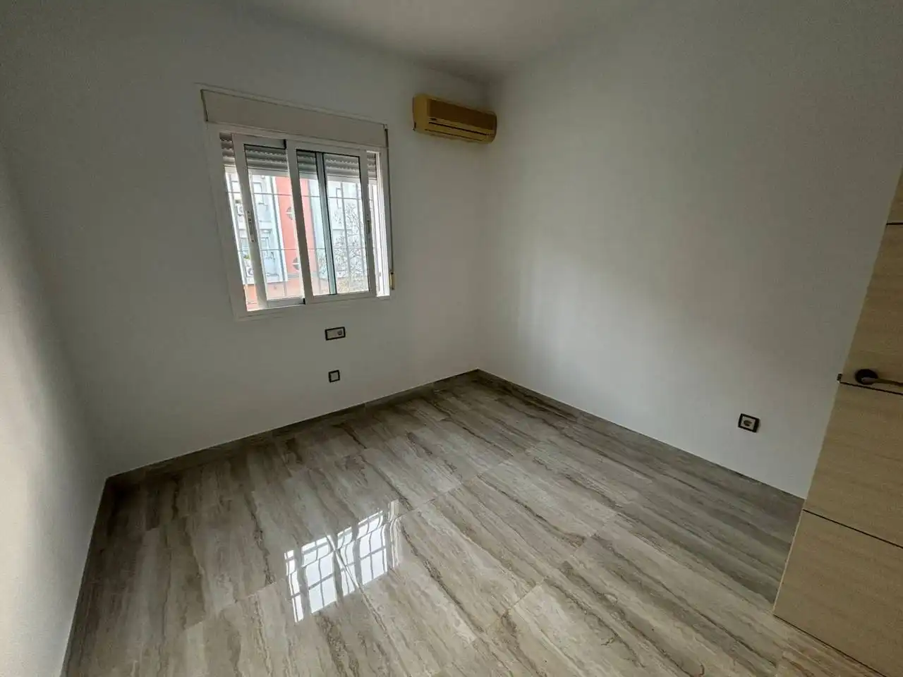 Habitación de Casa adosada en venta en Dos Hermanas con Aire acondicionado, Calefacción y Jardín privado
