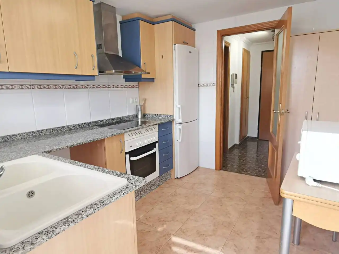 Cuina de Pis de lloguer en Valencia amb Aire condicionat, Calefacció i Moblat