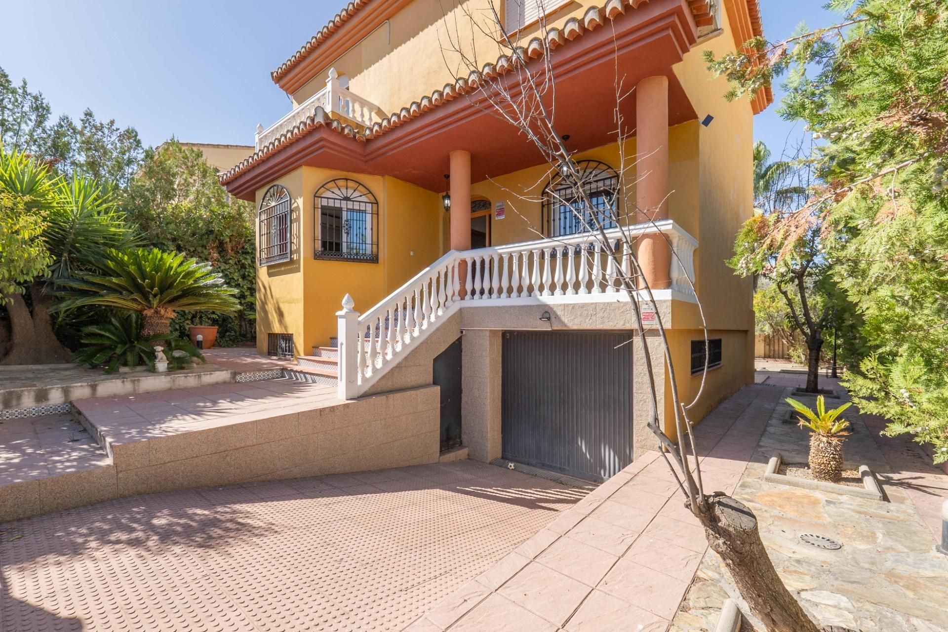Vista exterior de Casa o xalet en venda en Cúllar Vega amb Jardí privat i Terrassa