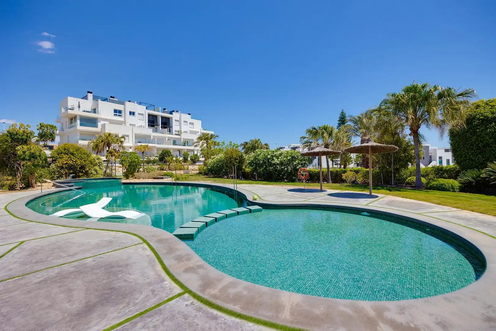 Ático con piscina en venta en Los Balcones - Los Altos