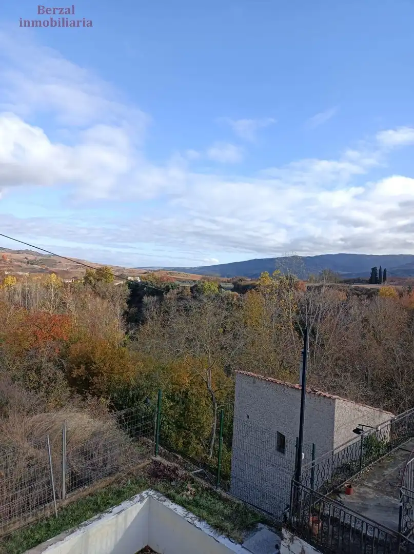 Vista exterior de Casa o xalet en venda en Matute amb Terrassa, Moblat i Balcó