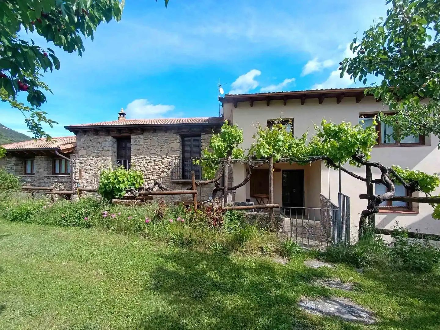 Vista exterior de Casa o xalet en venda en Graus amb Calefacció, Jardí privat i Terrassa