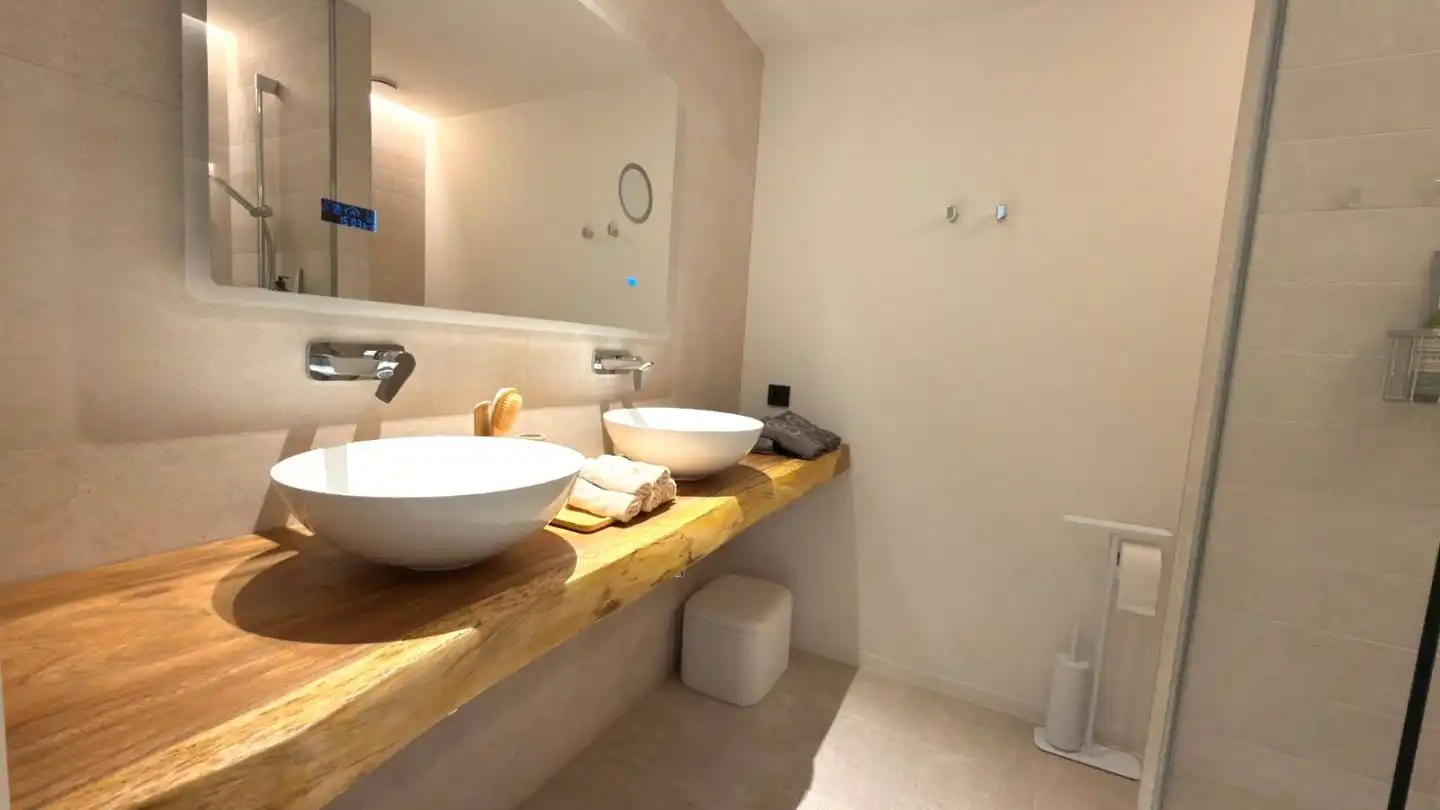 Badezimmer von Wohnung zum Verkauf in Sotogrande mit Klimaanlage, Heizung und Privatgarten