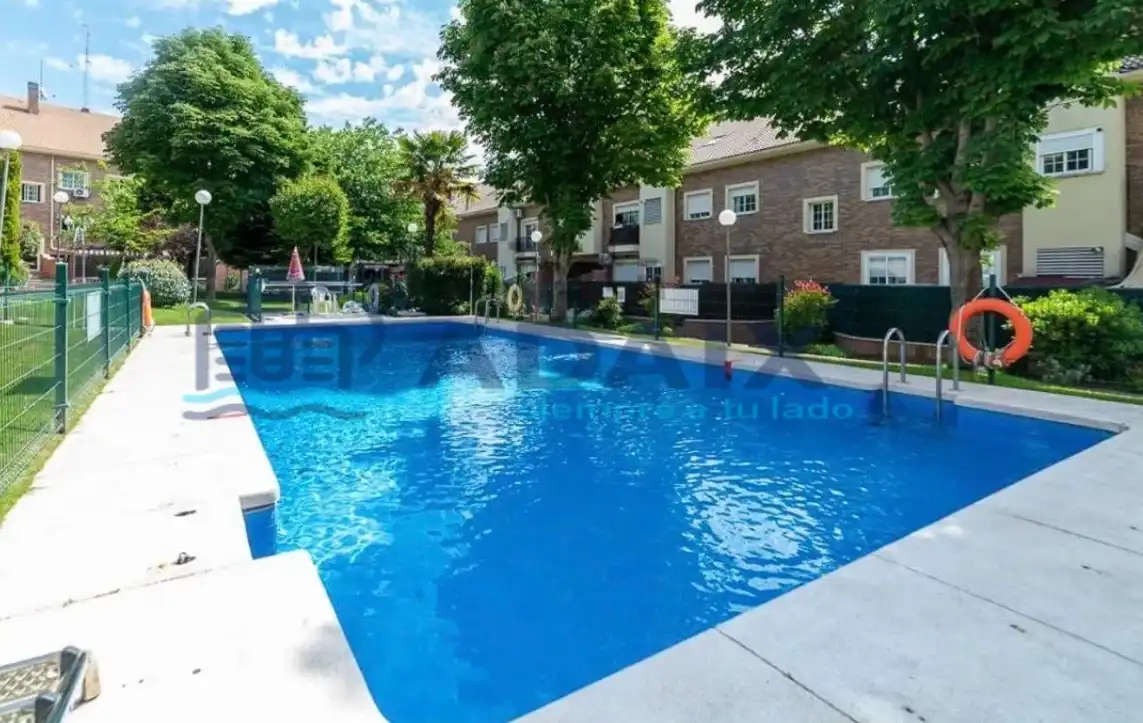 Piscina de Planta baja en venta en Arroyomolinos (Madrid) con Aire acondicionado, Trastero y Piscina comunitaria