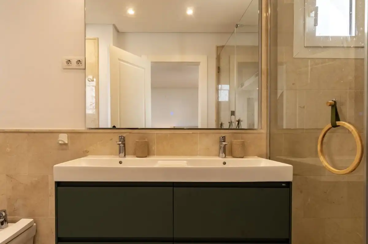 Badezimmer von Maisonette zur Miete in Marbella mit Klimaanlage, Terrasse und Abstellraum
