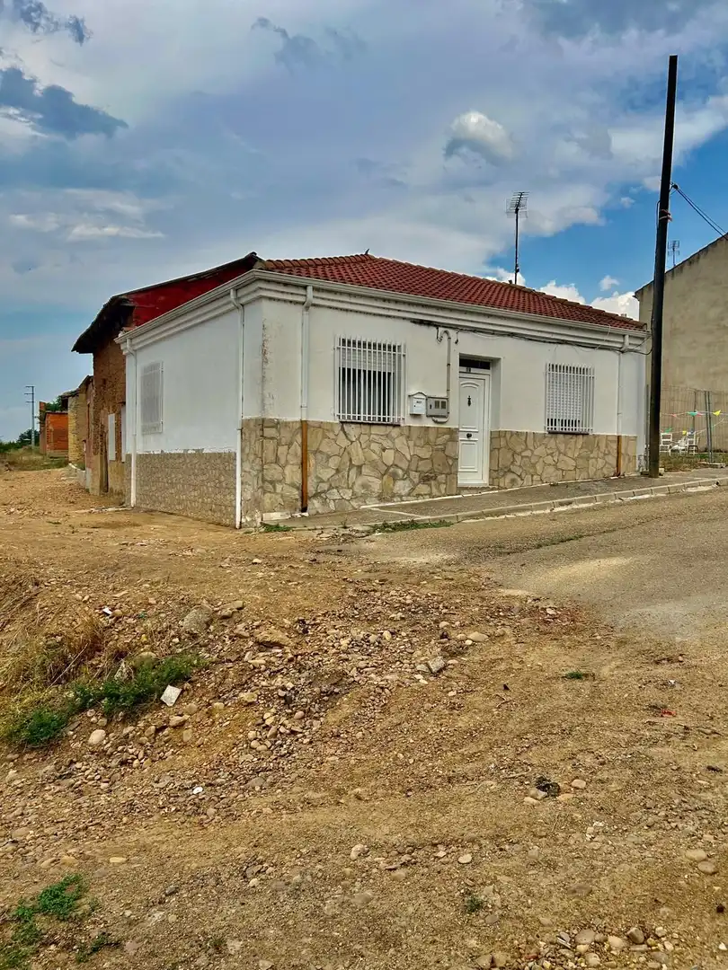 Exterior view of Country homes for sale in Roperuelos del Páramo, León