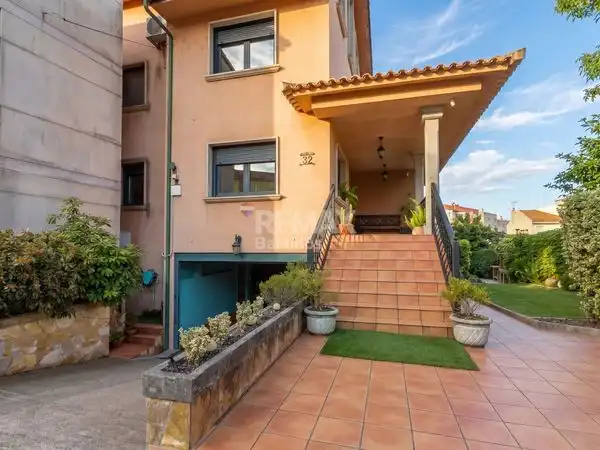 Vista exterior de Casa adosada en venta en Vigo  con Calefacción, Jardín privado y Terraza