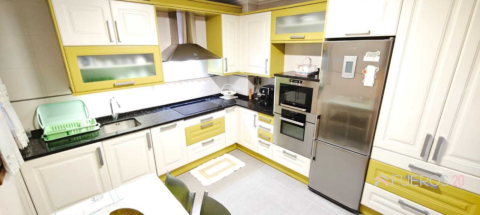 Cuina de Pis en venda en Santurtzi  amb Calefacció, Terrassa i Traster