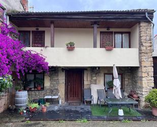 Vista exterior de Casa adosada en venda en Corvera de Asturias amb Jardí privat i Terrassa