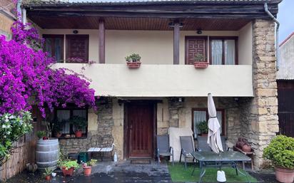 Vista exterior de Casa adosada en venda en Corvera de Asturias amb Jardí privat i Terrassa