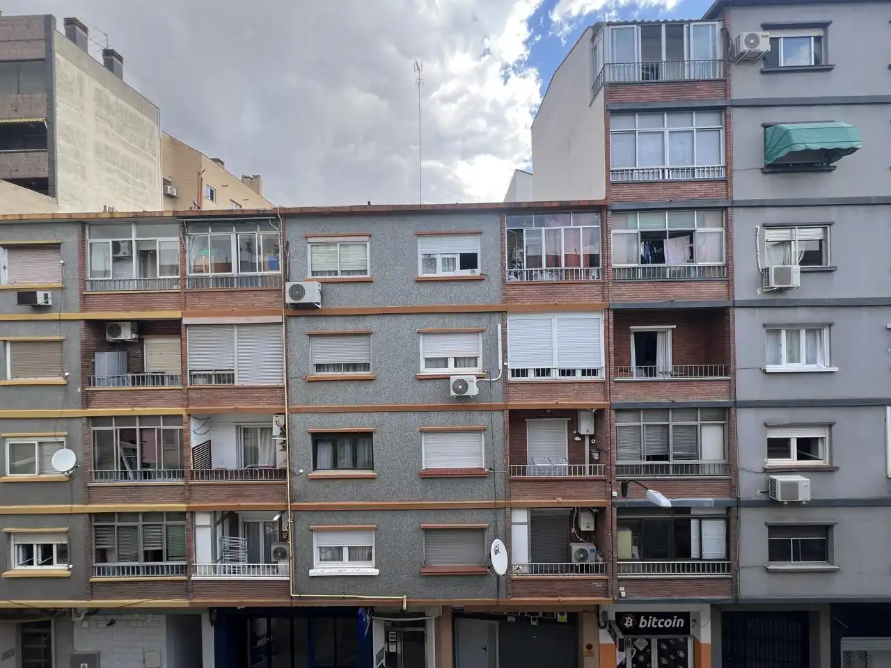 Außenansicht von Wohnung zum Verkauf in Zaragoza mit Klimaanlage und Heizung