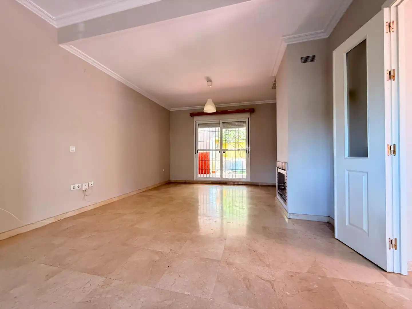 Sala d'estar de Casa o xalet de lloguer en Mairena del Aljarafe amb Jardí privat