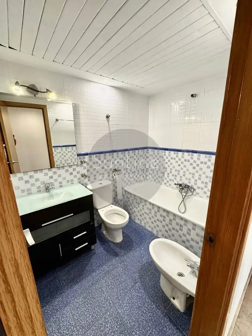 Baño de Piso de alquiler en Valencia con Amueblado y Balcón