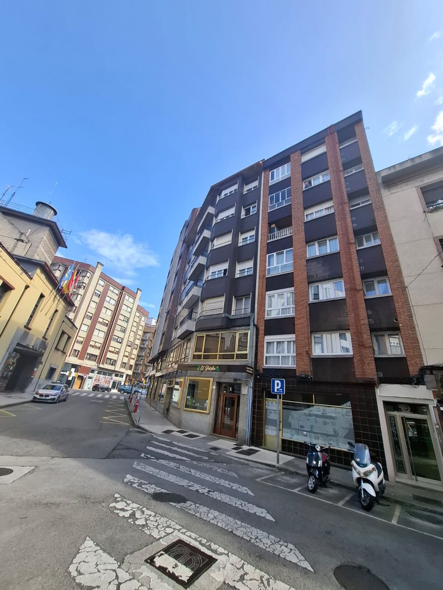 Vista exterior de Pis de lloguer en Gijón  amb Calefacció, Terrassa i Traster
