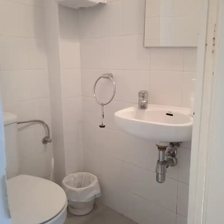 Badezimmer von Büro zum Verkauf in Tarragona mit Klimaanlage, Abstellraum und Balkon