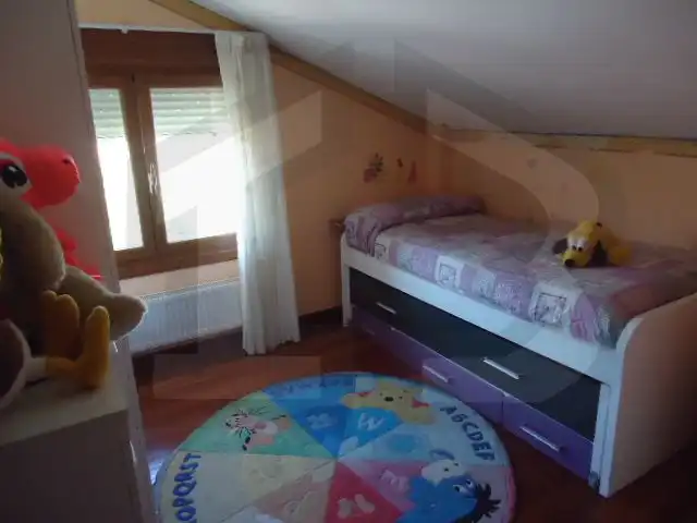Dormitori de Casa adosada en venda en Medina de Pomar amb Calefacció, Piscina i Balcó