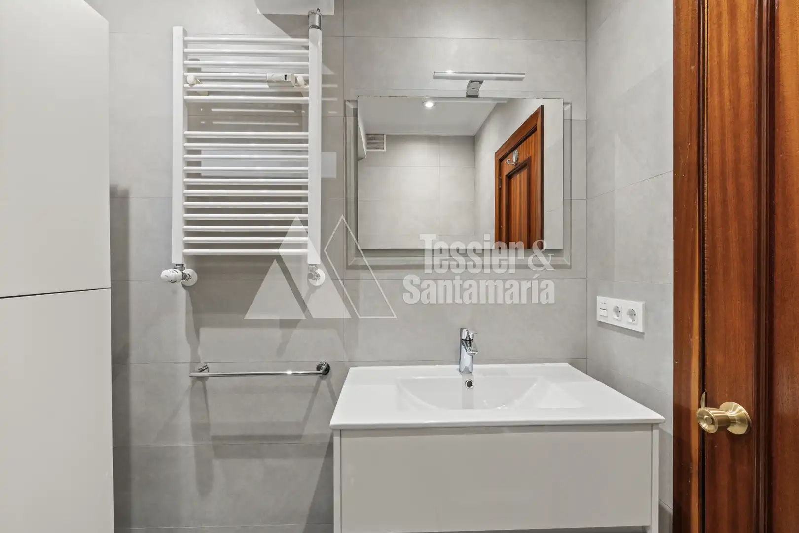 Badezimmer von Wohnungen zur Miete in Gijón  mit Heizung, Parkett und Möbliert