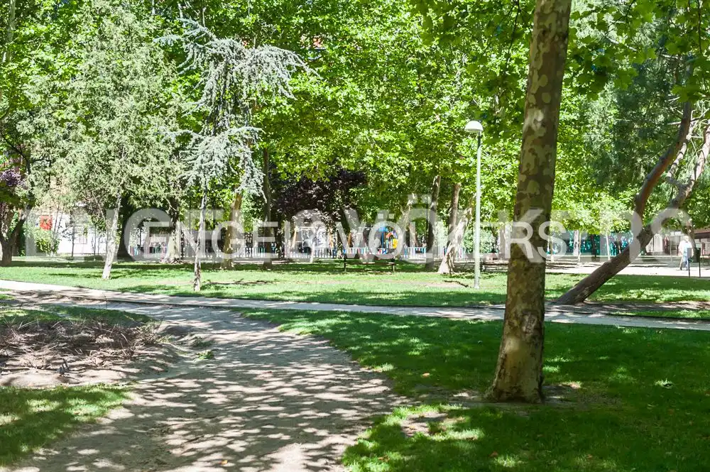 Außenansicht von Wohnung zum Verkauf in Madrid mit Klimaanlage, Heizung und Privatgarten