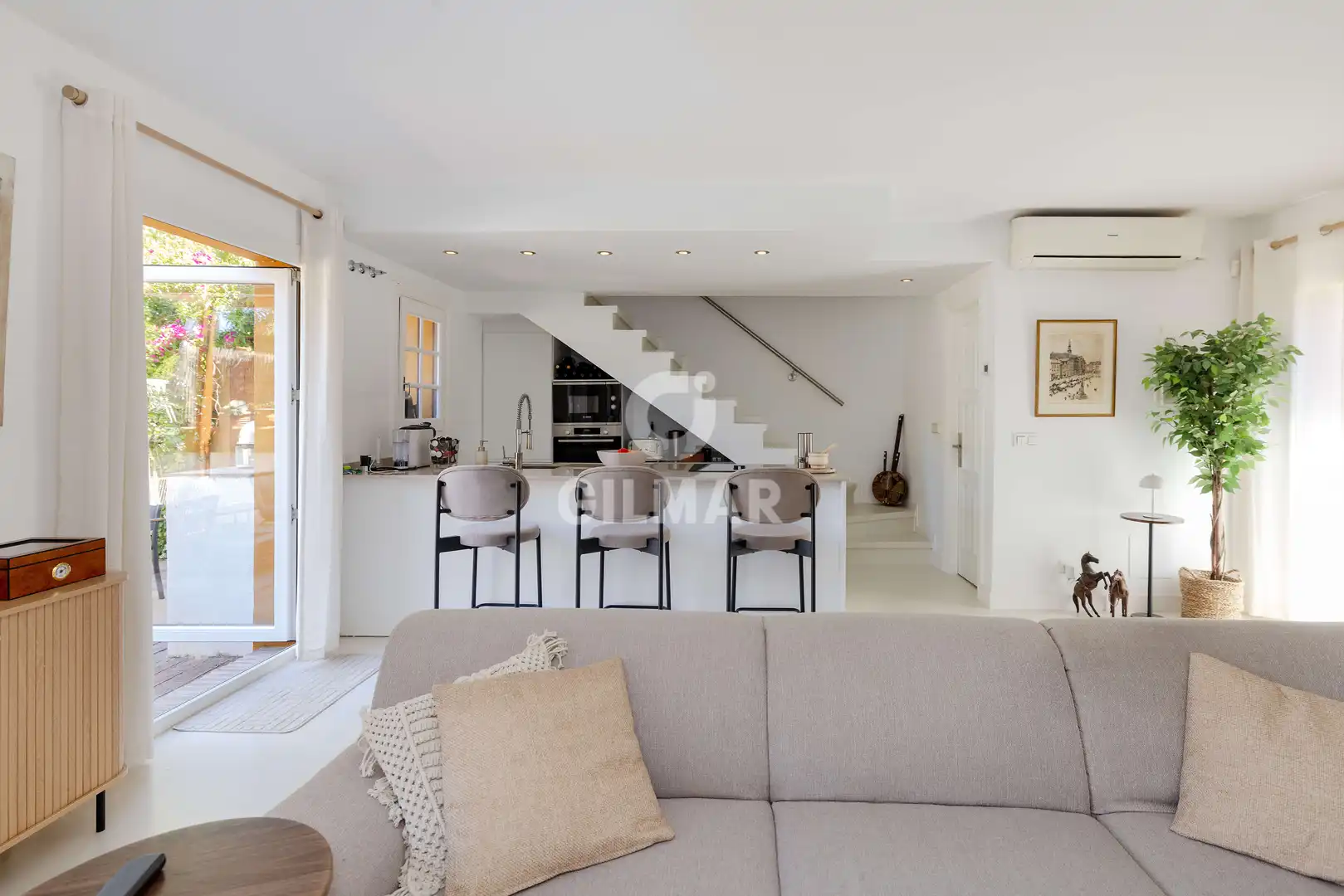 Sala de estar de Casa adosada en venta en Marbella con Calefacción, Piscina y Amueblado