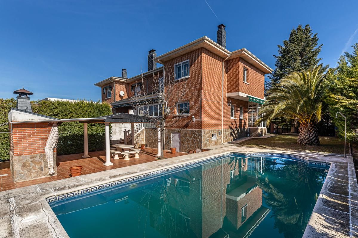 Piscina de Casa adosada en venta en Villalbilla con Calefacción, Jardín privado y Trastero