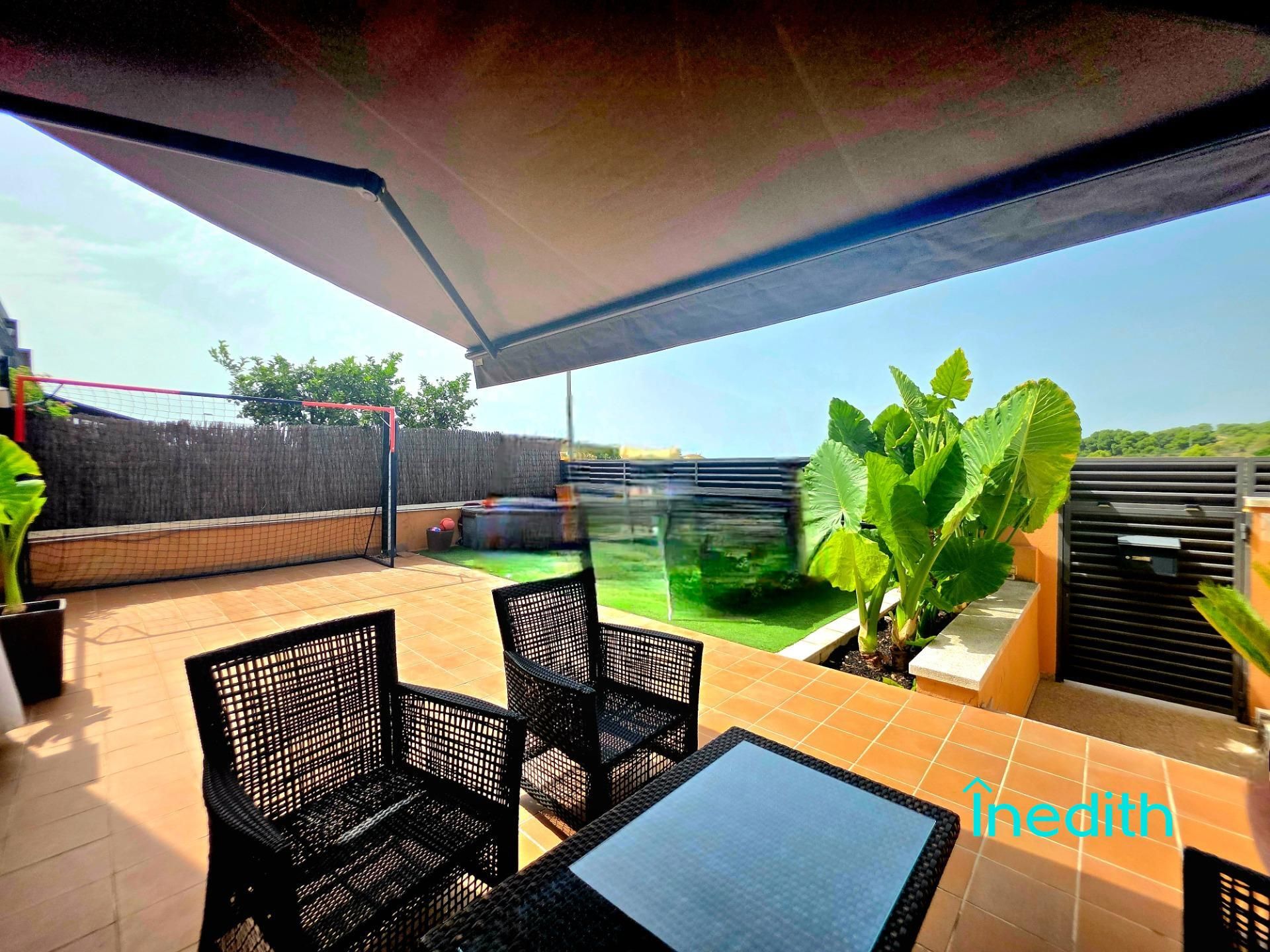 Terrassa de Casa adosada en venda en Cubelles amb Aire condicionat, Calefacció i Jardí privat