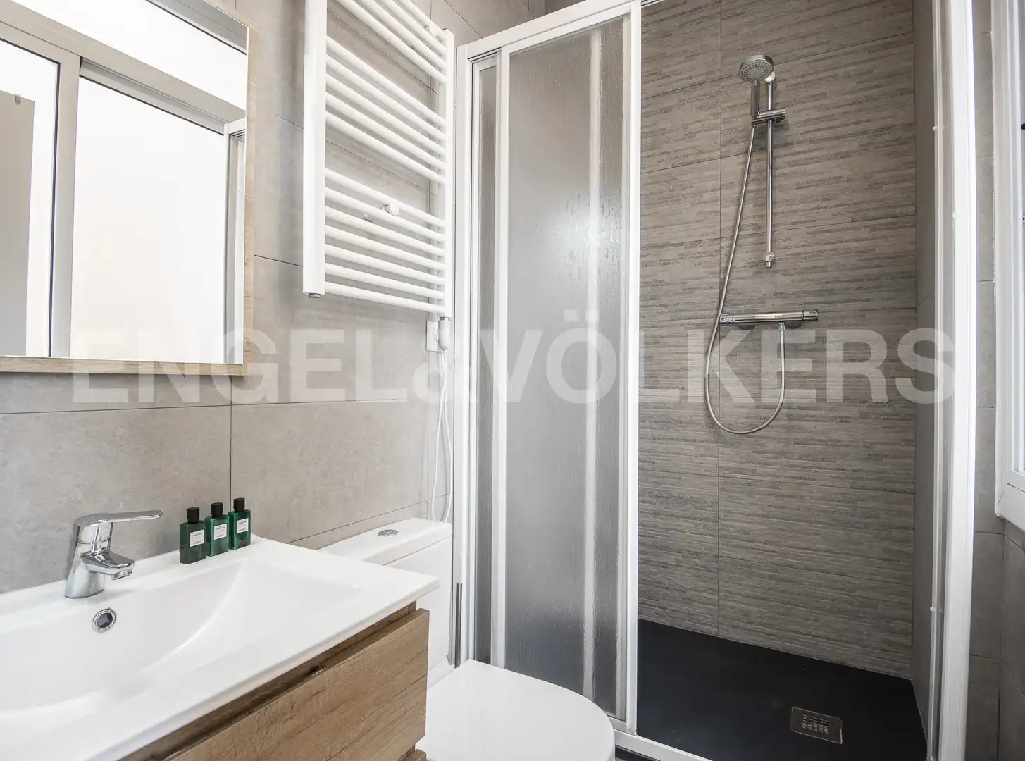 Badezimmer von Wohnung zum Verkauf in Barcelona mit Klimaanlage, Heizung und Möbliert