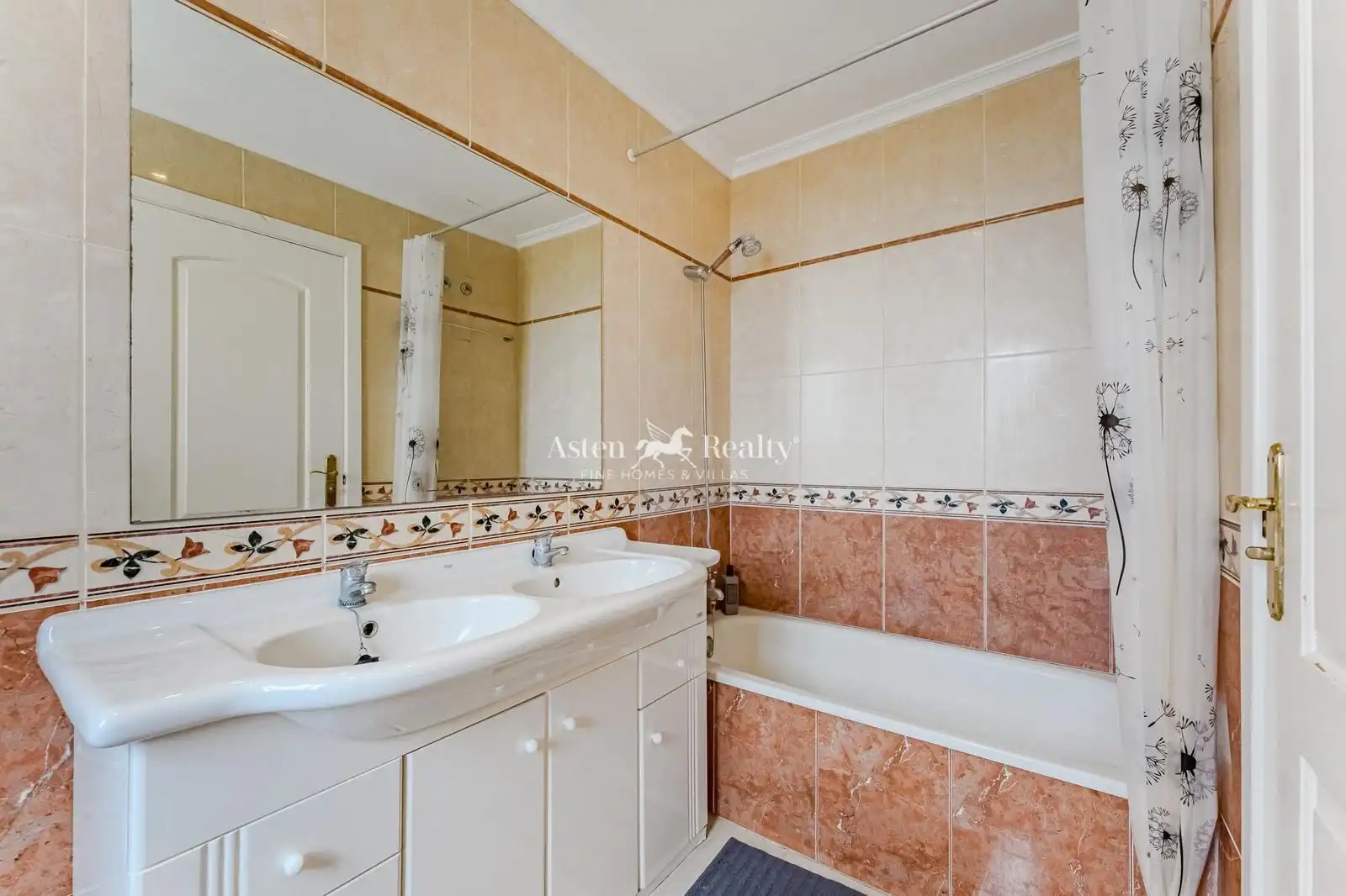 Baño de Casa adosada en venta en San Miguel de Abona con Aire acondicionado, Calefacción y Jardín privado