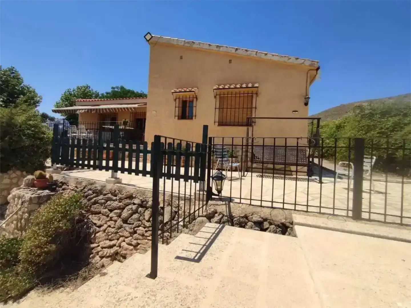 Vista exterior de Finca rústica en venda en Elche de la Sierra amb Jardí privat, Traster i Piscina