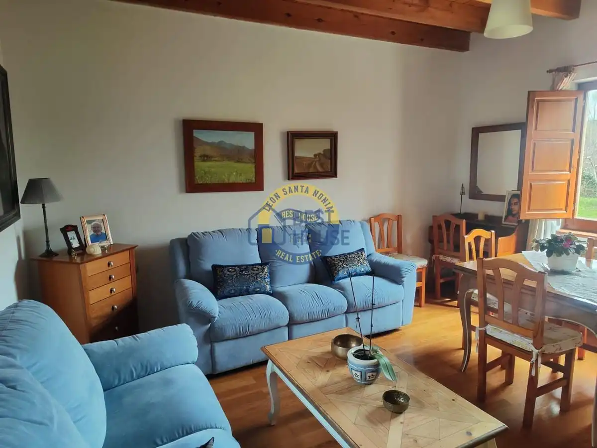 Sala de estar de Casa o chalet en venta en Villaquilambre con Calefacción, Jardín privado y Parquet