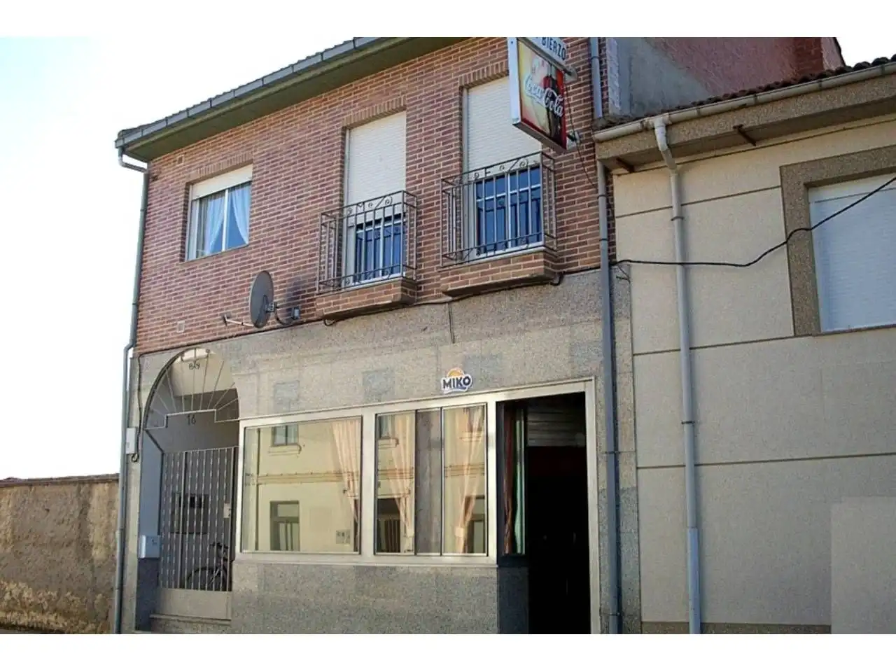 Vista exterior de Casa o chalet en venta en Bercianos del Páramo con Parquet, Terraza y Amueblado