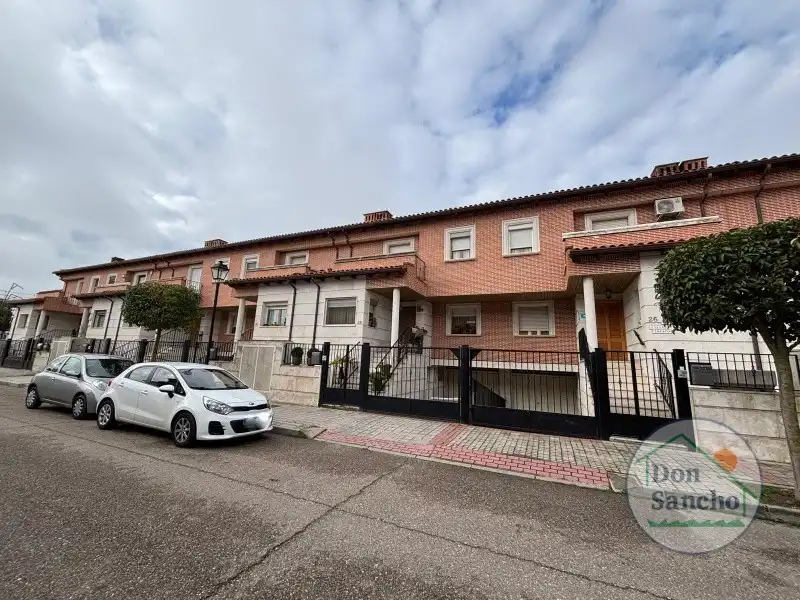 Vista exterior de Casa adosada en venta en Laguna de Duero con Calefacción, Jardín privado y Terraza