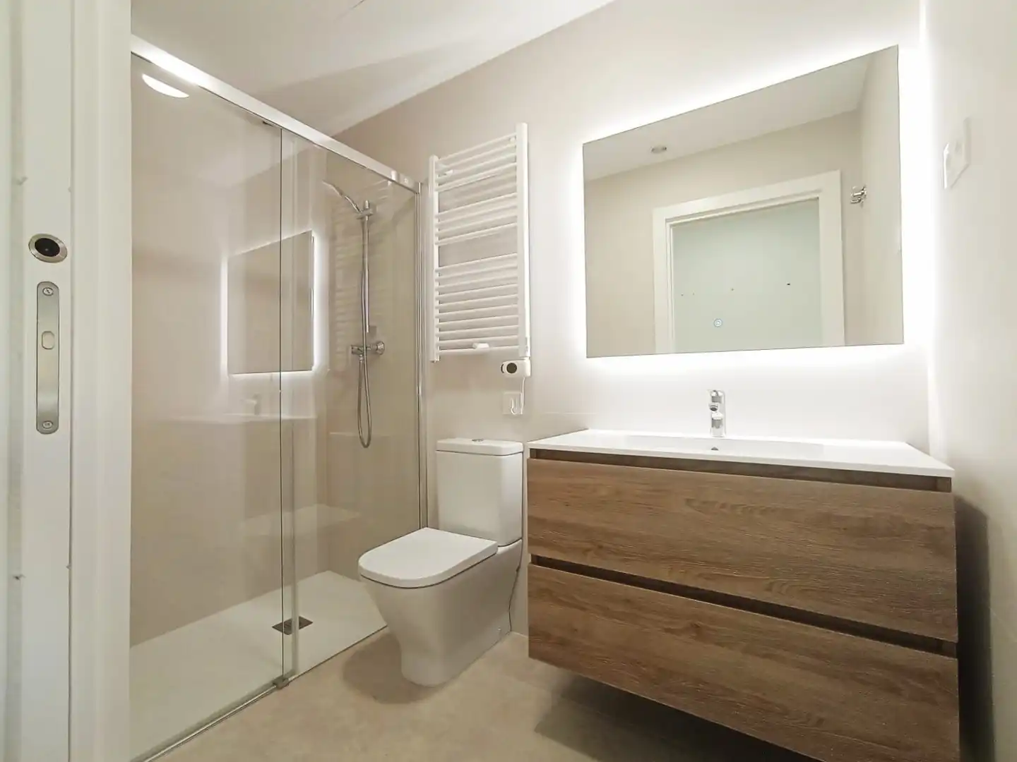 Bathroom of Flat for rent in Terrassa  with Air Conditioner and Heating
