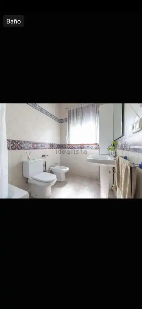 Bany de Casa o xalet en venda en Gerena amb Parquet, Traster i Moblat