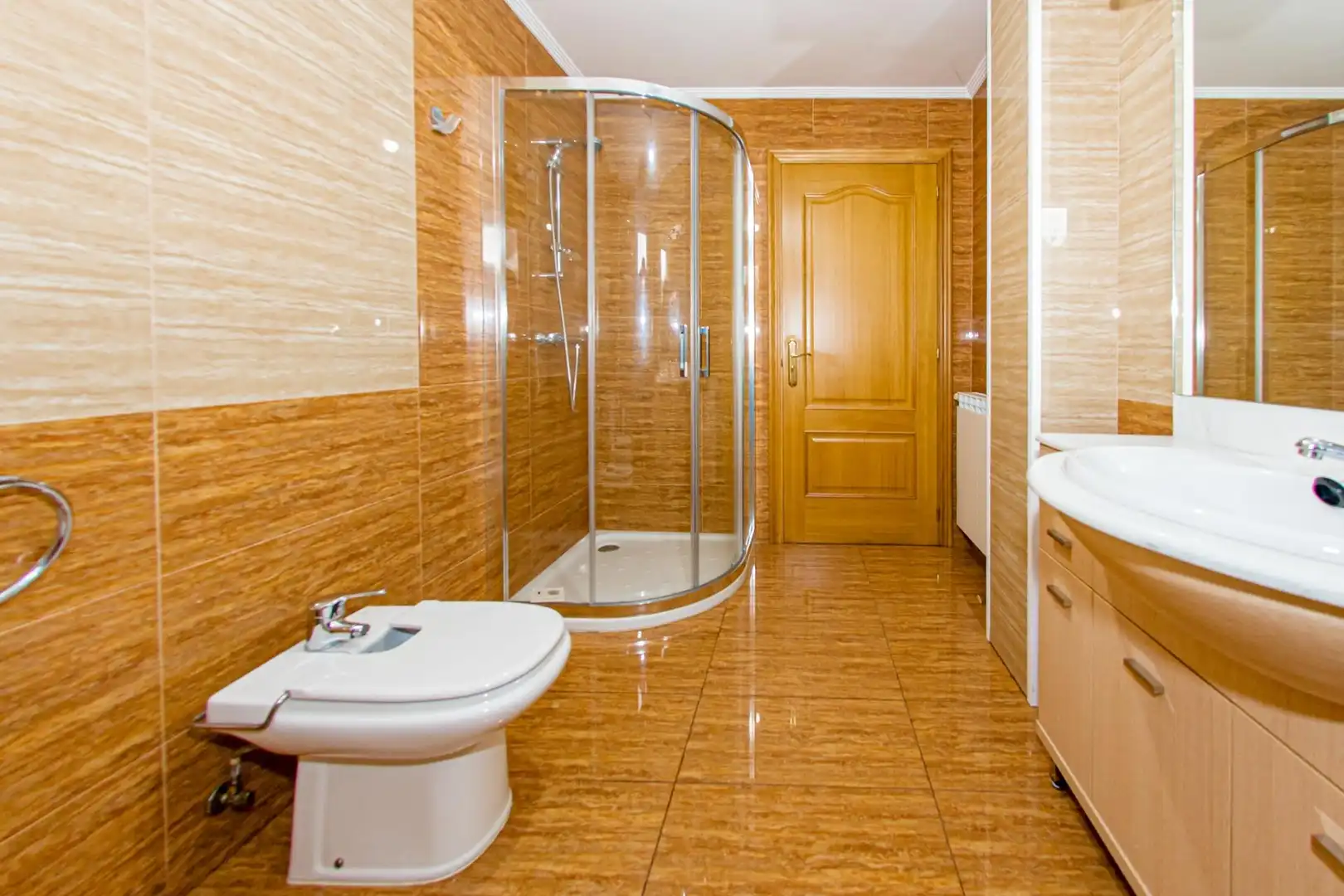 Badezimmer von Haus oder Chalet zum Verkauf in Ponferrada mit Heizung, Privatgarten und Terrasse