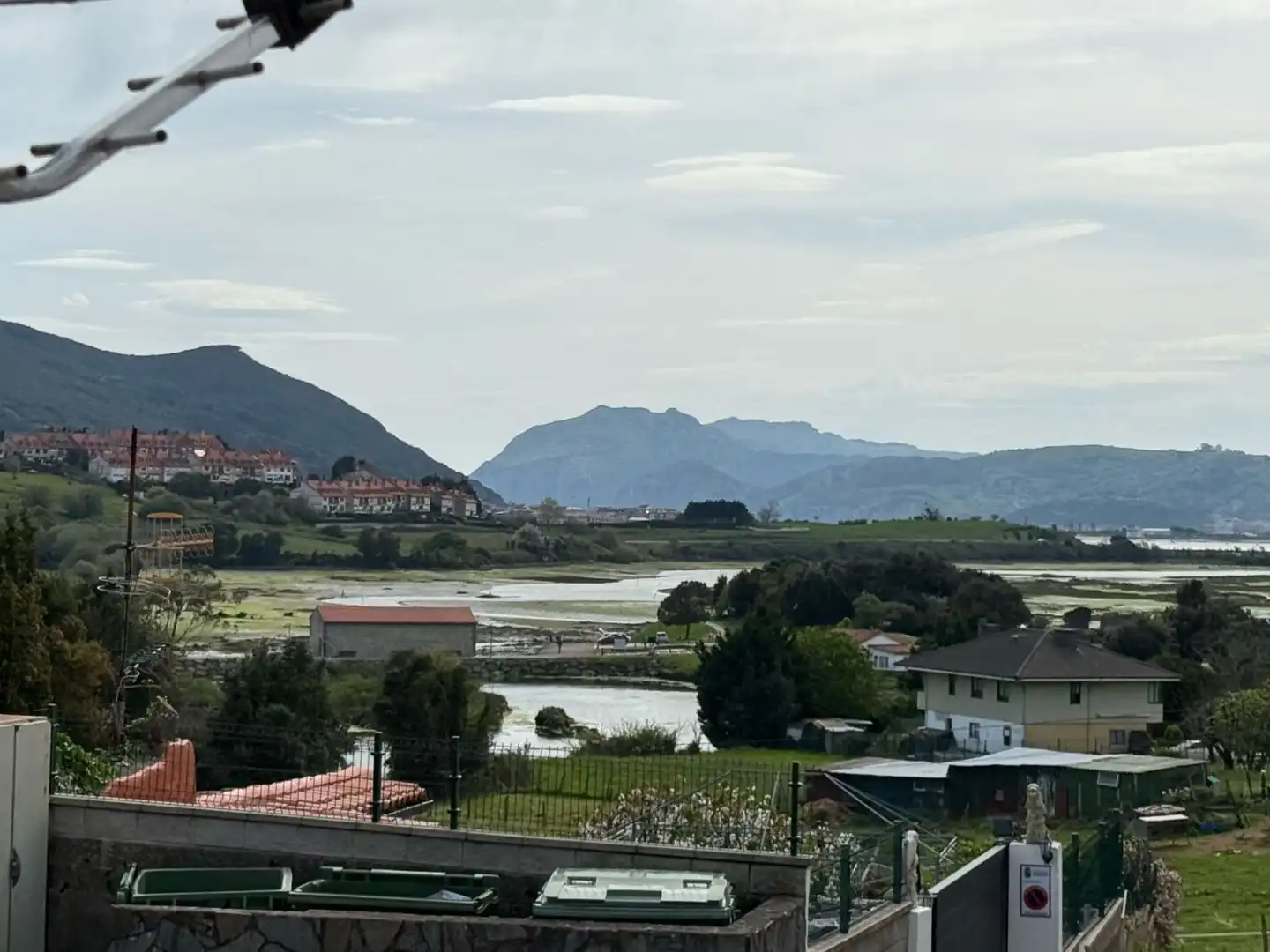 Vista exterior de Casa o xalet en venda en Argoños  amb Jardí privat