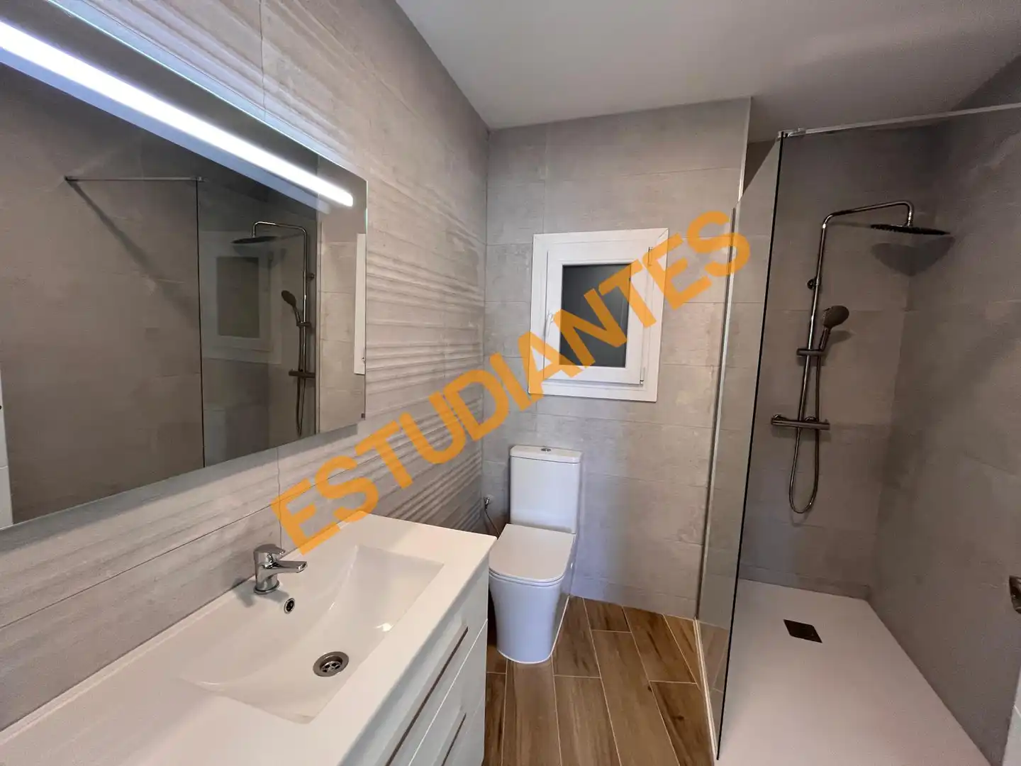 Badezimmer von Wohnung zur Miete in Lleida mit Heizung, Parkett und Möbliert