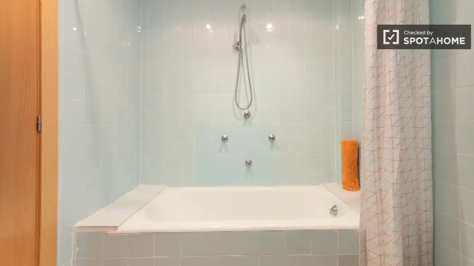 Baño de Piso de alquiler en Valencia con Aire acondicionado, Calefacción y Amueblado