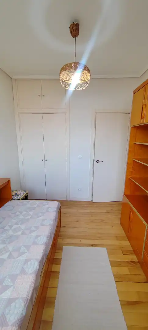 Schlafzimmer von Wohnung zur Miete in Bilbao  mit Heizung, Parkett und Terrasse