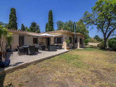 Casa amb jardí en venda a Benahavís pueblo