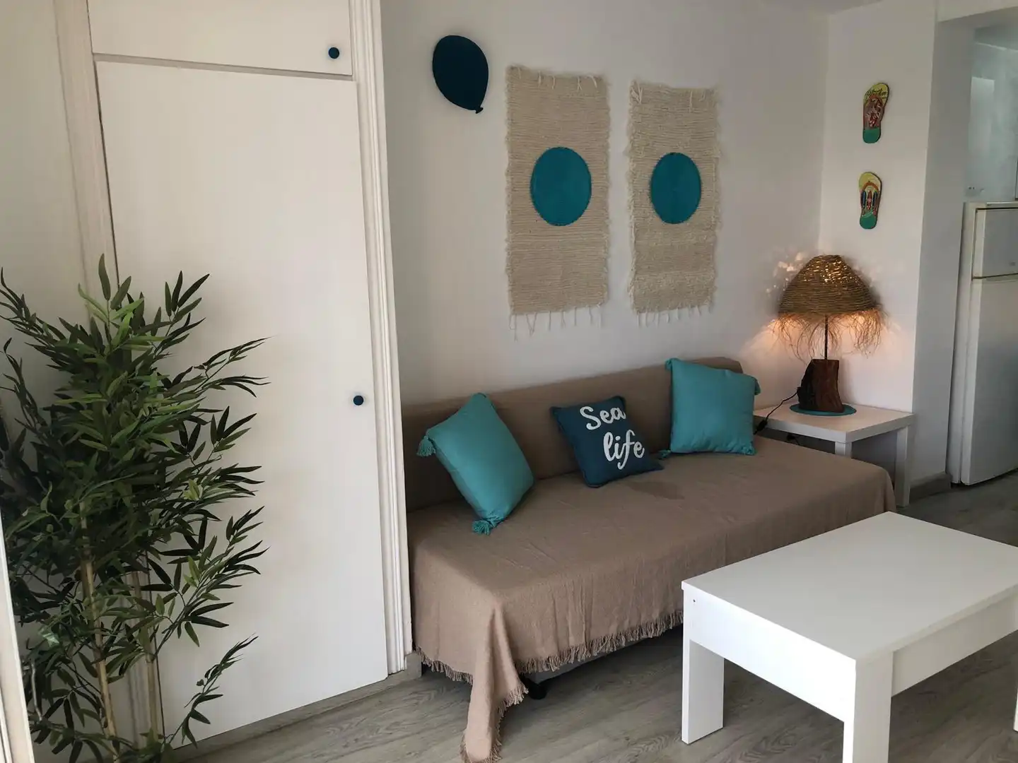 Sala de estar de Apartamento en venta en Benidorm con Parquet, Piscina y Amueblado