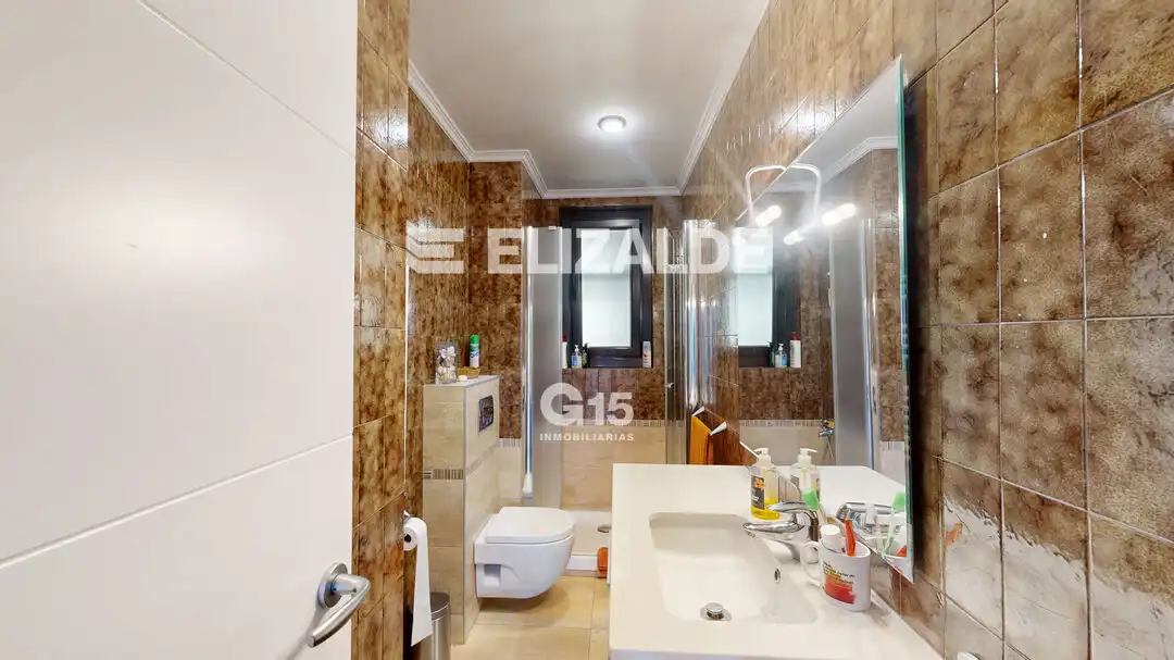 Baño de Piso en venta en Donostia - San Sebastián  con Calefacción, Trastero y Balcón