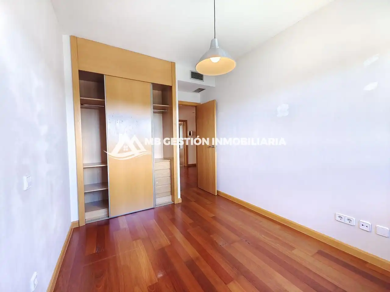 Bedroom of Attic for sale in Fuenlabrada  with Air Conditioner, Heating and Private garden