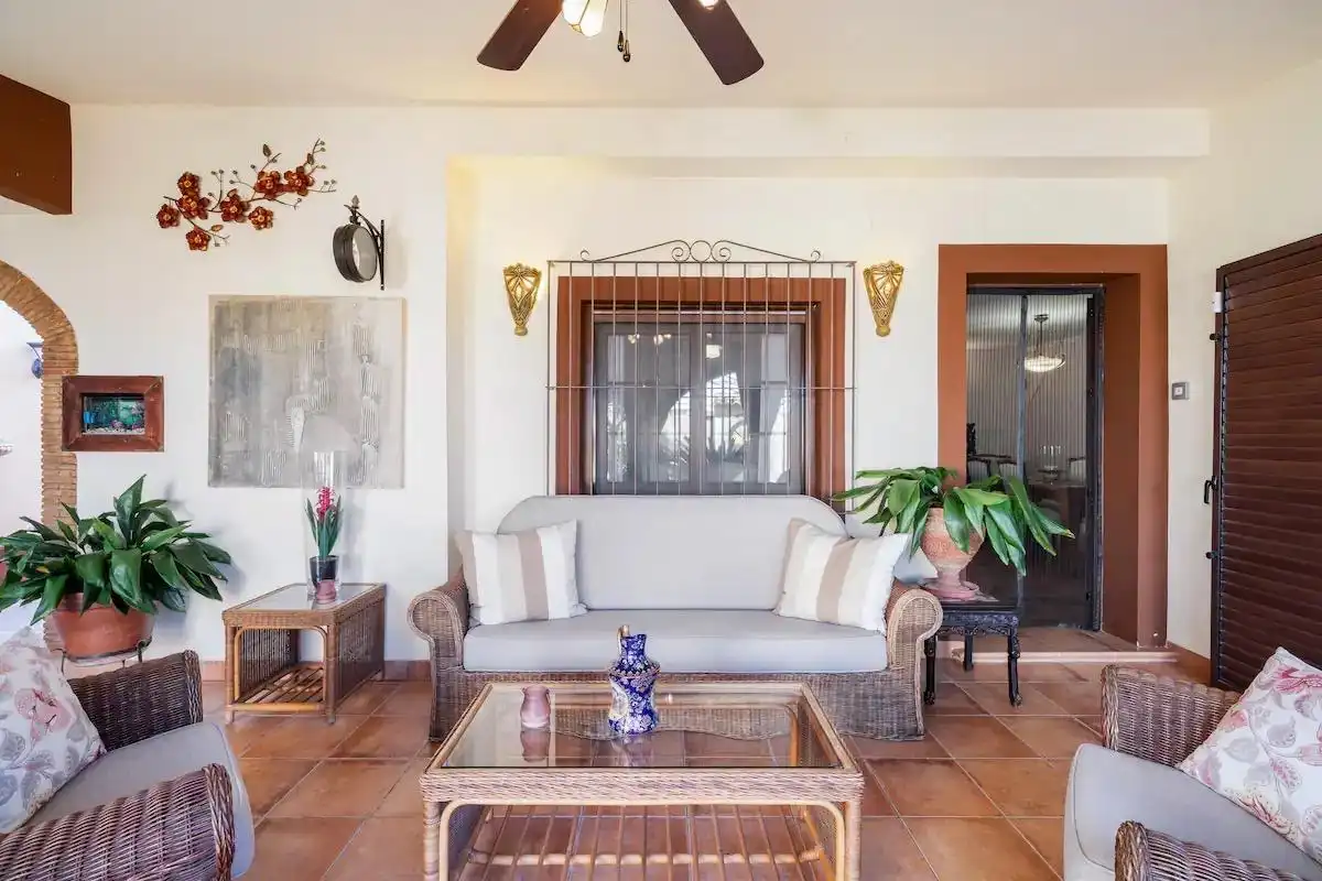 Sala d'estar de Casa o xalet de lloguer en Torrevieja amb Aire condicionat, Calefacció i Jardí privat