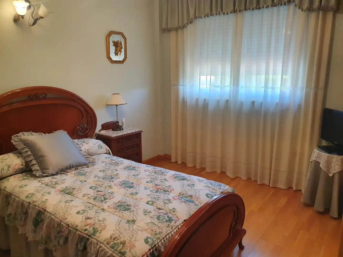 Dormitori de Casa o xalet en venda en León Capital  amb Calefacció, Jardí privat i Forn