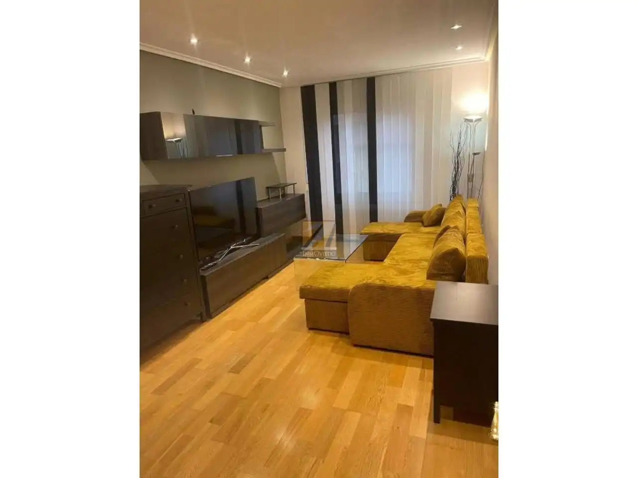 Sala d'estar de Pis de lloguer en Oviedo  amb Calefacció, Parquet i Moblat