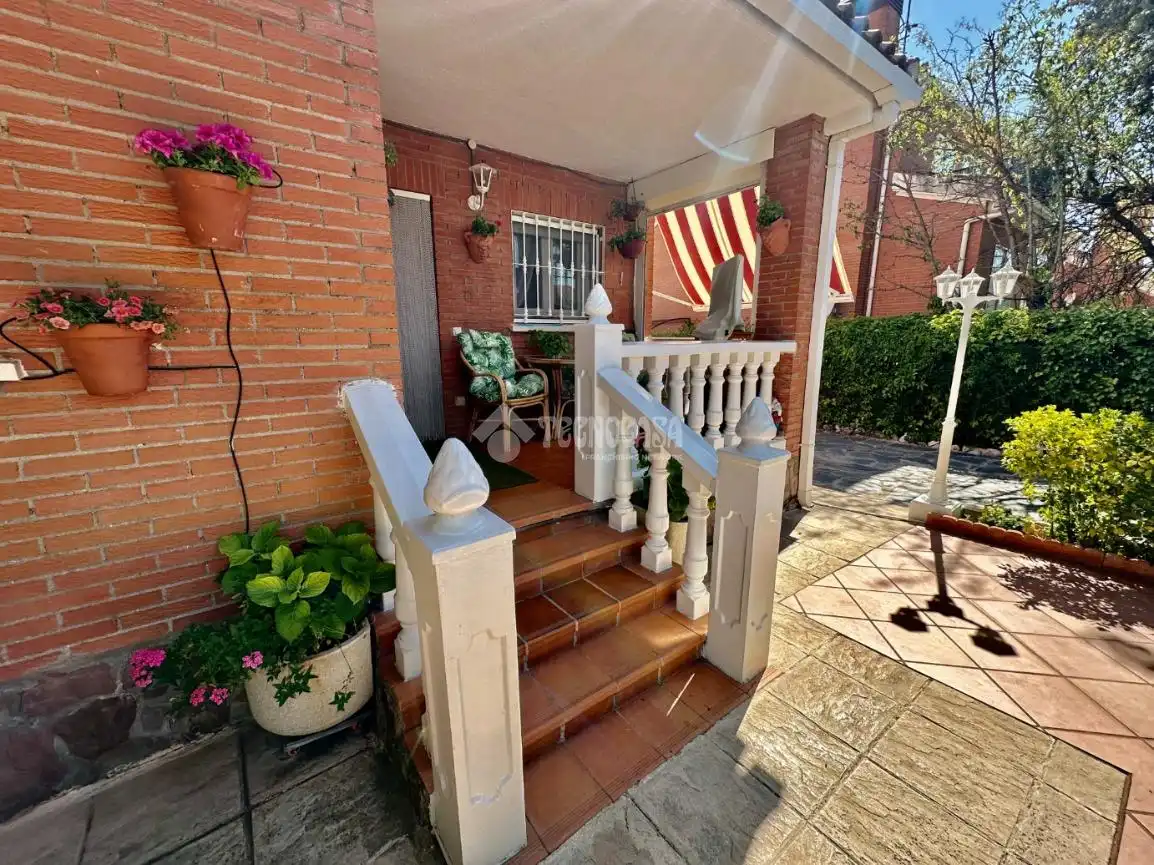 Vista exterior de Casa o xalet en venda en Pioz amb Aire condicionat, Calefacció i Moblat