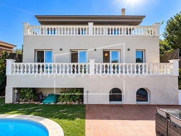 Villa con piscina in vendita a Calle PL6 PARC DE CALELLA. JOSEP GALLART 83