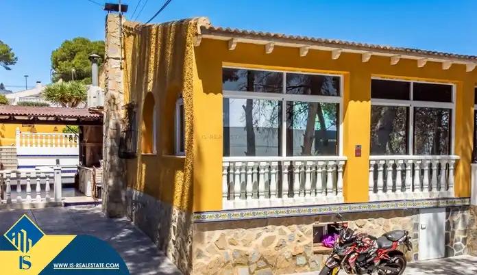 Vista exterior de Casa o xalet en venda en Torrevieja amb Jardí privat, Terrassa i Moblat