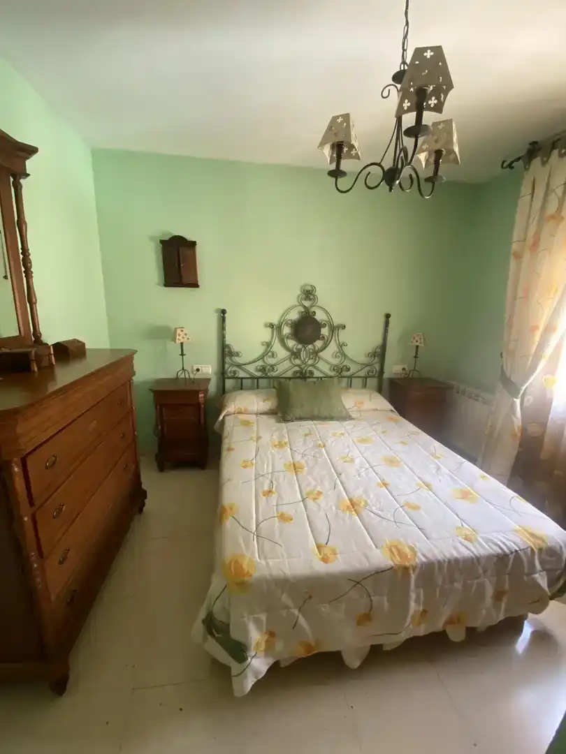 Dormitori de Casa adosada en venda en San Clemente amb Aire condicionat i Balcó